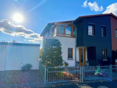 Moderne Doppelhaushälfte mit Wellnessbad, überdachter Terrasse und Doppelgarage