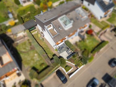 Lichtdurchflutetes Einfamilienhaus in ausgezeichneter Lage mit Garage, Balkon und Garten