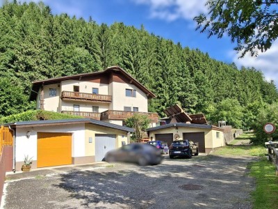 Geräumiges Wohnhaus mit Garagen, tolles Grundstück am Waldrand