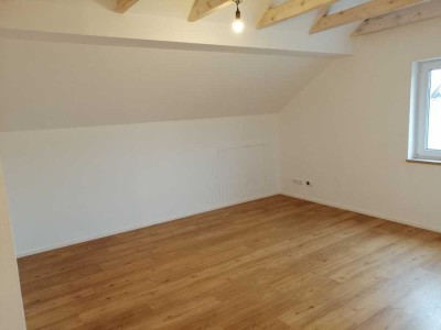 Schöne 1-Zimmer-Dachgeschosswohnung in Barbing