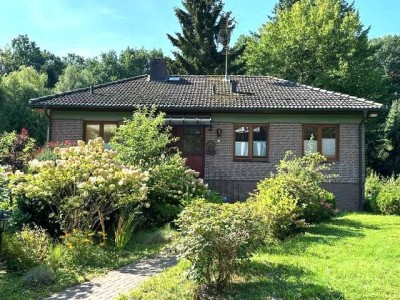 Ein Bungalow mit Wintergarten und ausgebautem Keller auf Traumgrundstück