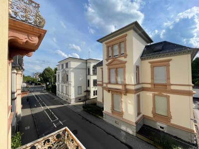 Elegante, hochwertig sanierte 4 Zimmer Altbauwohnung mit Balkon in top Lage
