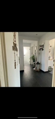 Sanierte Wohnung mit drei Zimmern und Balkon in Hilden