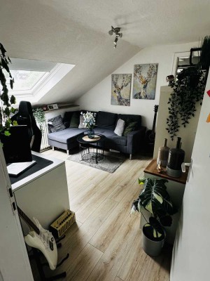 Helle und gemütliche 2-Zimmer Dachgeschosswohnung in wunderschönem Altbau