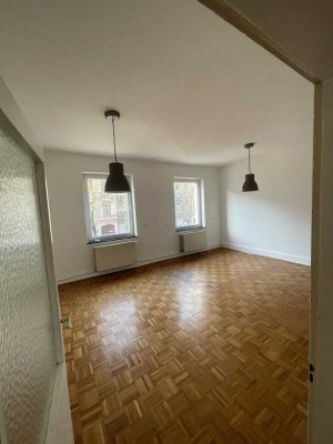 Wg geeignete, helle, Altbauwohnung mit Wohnküche Küchenzeile, Loggia uvm ab sofort zu vermieten