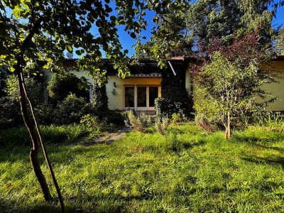 Für Liebhaber: Bungalow aus 1960 auf parkähnlichem Grundstück