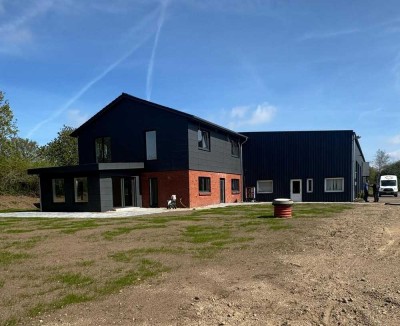 Gewerbehalle mit Betriebsleiterhaus und Erweiterungspotenzial