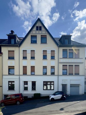 Schöne Altbauwohnung, 2,5-Zimmer im 2. OG, Zentrumsnah