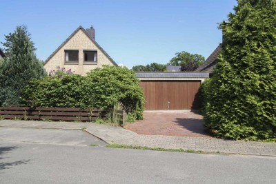 Gepflegtes Einfamilienhaus mit uneinsehbarem Garten, großer Doppelgarage und Vollkeller