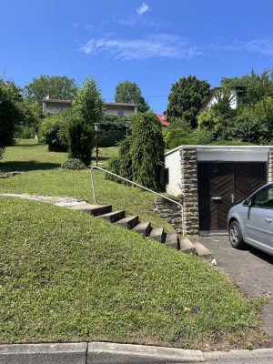 Attraktives 9-Zimmer-Ein - Zweifamilienhaus in Eningen mit unverbaubaren Blick auf die Alb