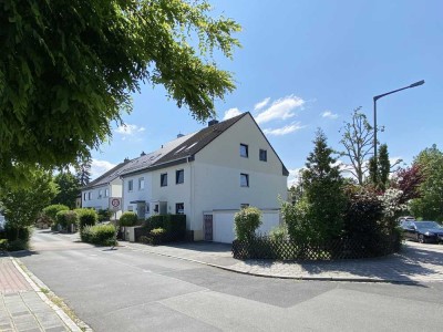 GROSSE GEPFLEGTE DOPPELHAUSHÄLFTE MIT ZWEI GARAGEN DIREKT AM HAUS IN ZENTRALER LAGE VON OBERASBACH