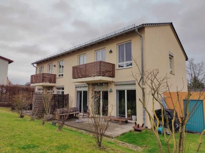 D6757 + Eine Doppelhaushälfte + Neubau 2006 + EF Hochheim + Lichtdurchflutet + moderne Ausstattung +