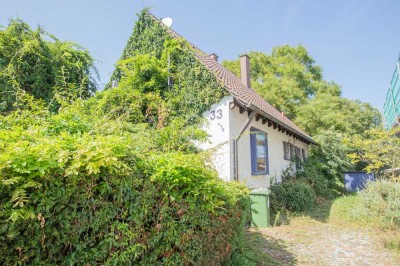 Renovierungsbedürftiges Einfamilienhaus mit großem bewaldeten Grundstück in Reute