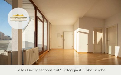 ** Helle bezugsfreie Dachgeschosswohnung mit Loggia | Parkett| offene Küche mit Einbauküche**