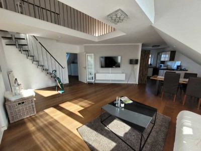 Exklusive lichtdurchflutete 3-Zimmer-Wohnung in 2 Familienhaus mit EBK, Galerie & Loggia