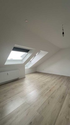 Exklusive, voll klimatisierte Dachgeschosswohnung mit VELUX Cabrio-Balkon – Erstbezug nach Kernsanie