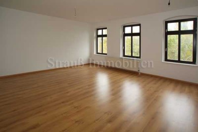 Großes Wohnzimmer....Laminat....Bad mit Fenster