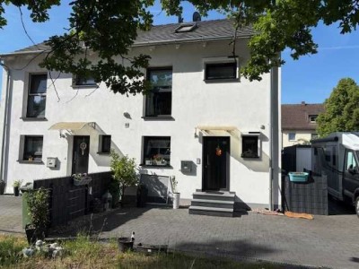 Superlative einer modernen  Doppelhaushälfte mit Pool und Wintergarten