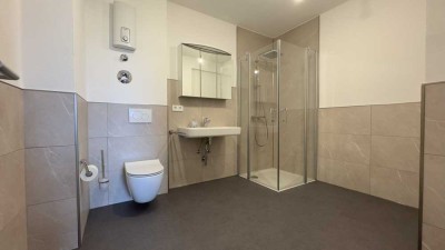 Erstbezug nach Kernsanierung -Stilvolle 3-Zimmer-Wohnung mit Balkon und Aufzug