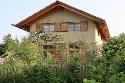 Besonderes Haus mit zeitloser Architektur am Simssee mit ELW & Teilmöblierung
