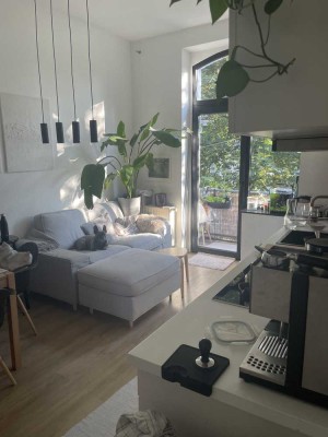 Exklusive 2,5-Raum-Wohnung mit gehobener Innenausstattung mit Einbauküche in Düsseldorf