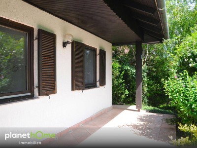 Südseitige Terrasse mit grünem Sichtschutz