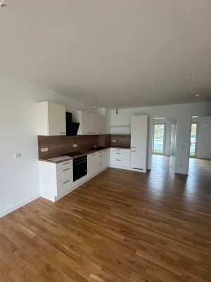 Wunderschöne, moderne Wohnung mit Einbauküche, Terrasse und Stellplätzen im Grünen