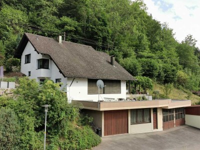 Sonniges Einfamilienhaus mit großer Garage