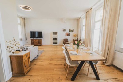 Moderne Altbauwohnung, hohe Decken und Einbauküche