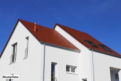 2-Familienhaus mit Garage, Carports und Garten