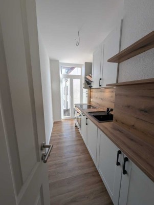 Frisch kernsanierte 3-Zimmer-Altbauwohnung, in Top-Lage – hochwertige Einbauküche, Balkon geplant