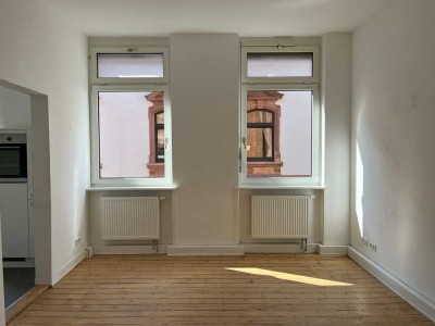Liebevoll sanierte Altbauwohnung mit großer Wohnküche in renoviertem Altbau!