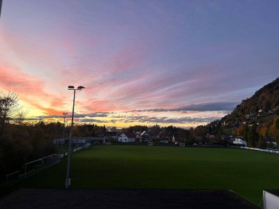 Helle, moderne 3-Zimmer-Wohnung (79 m²) im 2. OG ohne Lift. Balkon, Kellerabteil und Betriebskosten inkl. Heizung. Ruhige Sackgasse, Spielplatz &amp; Wiese direkt vor der Tür – perfekt für Familien!