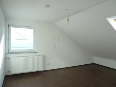 NUR FÜR STUDENTEN-/INNEN - Zimmer in 3er-WG in einem Studentenwohnheim in Reutlingen