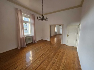 208 m2 Altbau Pur mit dazugehörigem Garten! 8-Zimmer-Wohnung, EG + OG in ruhiger Lage und Stadtnähe!