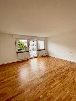 Exklusiv sanierte 3 Zimmer Wohnung mit Balkon