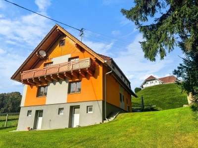 NATUR PUR: Erdgeschoss in ruhigen Zweifamilienhaus mit Blick ins Grüne