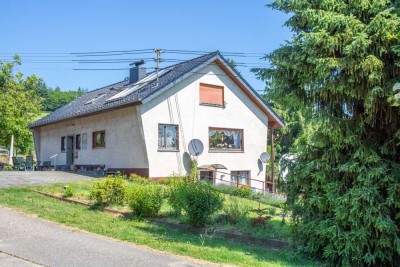 Freistehendes, ausbaufähiges Bauernhaus mit 3 Wohneinheiten + Nebengebäude (Stallungen, Scheune)