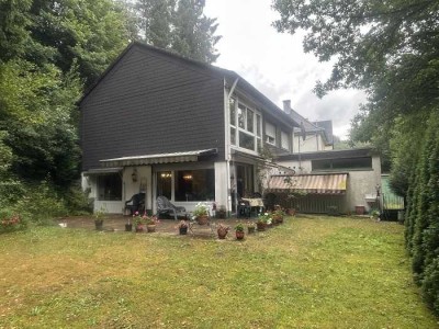 Großzügig gestaltetes Einfamilienhaus mit herrlichem Garten und zwei Garagen...