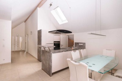 Weinstadt-Beutelsbach, 3,5 Zimmer-Dachgeschosswohnung, gut ausgestattet, Aufzug - bezugsfertig