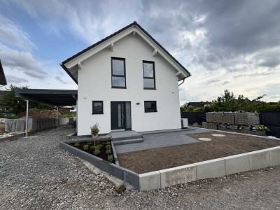 Erstbezug: Preiswerte 3,5-Zimmer-Einfamilienhaus mit geh. Innenausstattung und EBK