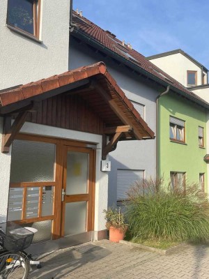 RESERVIERT ! Moderne Erdgeschosswohnung mit Garten und Tiefgaragen-Stellplatz