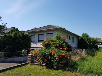 Zentrales Einfamilienhaus 225 m² (=115 m² Erdgeschoss + 110 m² Untergeschoss), 1.015 m² Grundstücksfläche, Kellergeschoss mit direktem Tageslicht