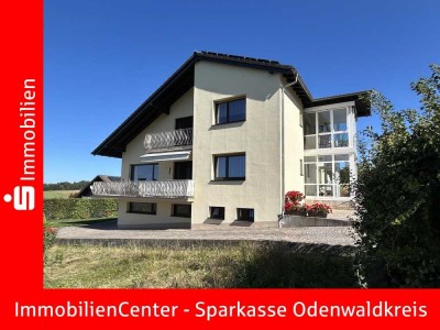 Sonnig und mit herrlichem Ausblick. Großzügiges Einfamilienhaus in Odenwälder Höhenlage