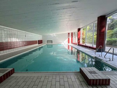 Wie im Urlaub-Penthouse Wohnung mit Innenpool und Sauna am Messelpark in Berlin Dahlem