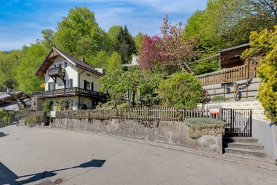 Zweifamilienhaus mit viel Potential und herrlichem Panorama-Alpenblick auf großzügigem Grundstück