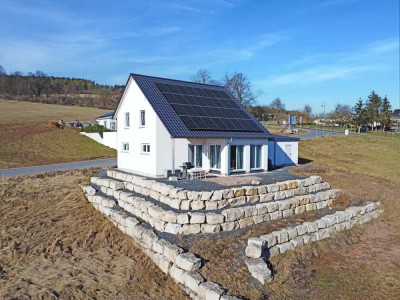 Neubau-Idylle trifft malerische Landschaft: Modernes Einfamilienhaus mit märchenhaftem Ausblick