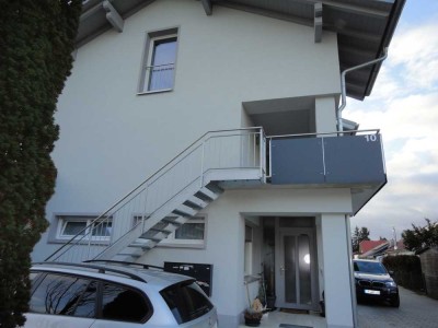 4 Zimmer-Wohnung mit eigener Hauseingangstüre, zwei Balkone und Einbauküche in Straubing