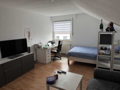 1-Zimmer Wohnung im DG in Tilsiter Str.