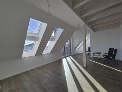 Sonnige 3-Zi-Neubauwohnung (KfW-55) mit 20 m² Dachterrasse, Aufzug & Stellplatz – zentrumsnah in LG